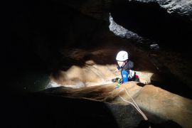 Antoine sous les projecteurs du canyon de Gloces - canyoning Pyrenees